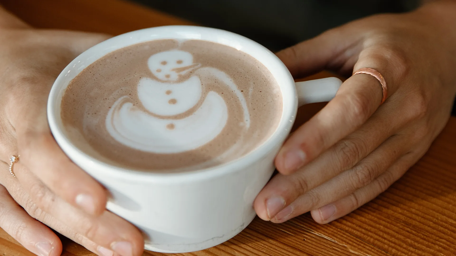 Art latte mettant en vedette un bonhomme de neige.