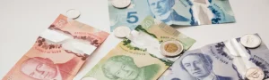 Une poignée de billets d'argent canadiens sur fond blanc